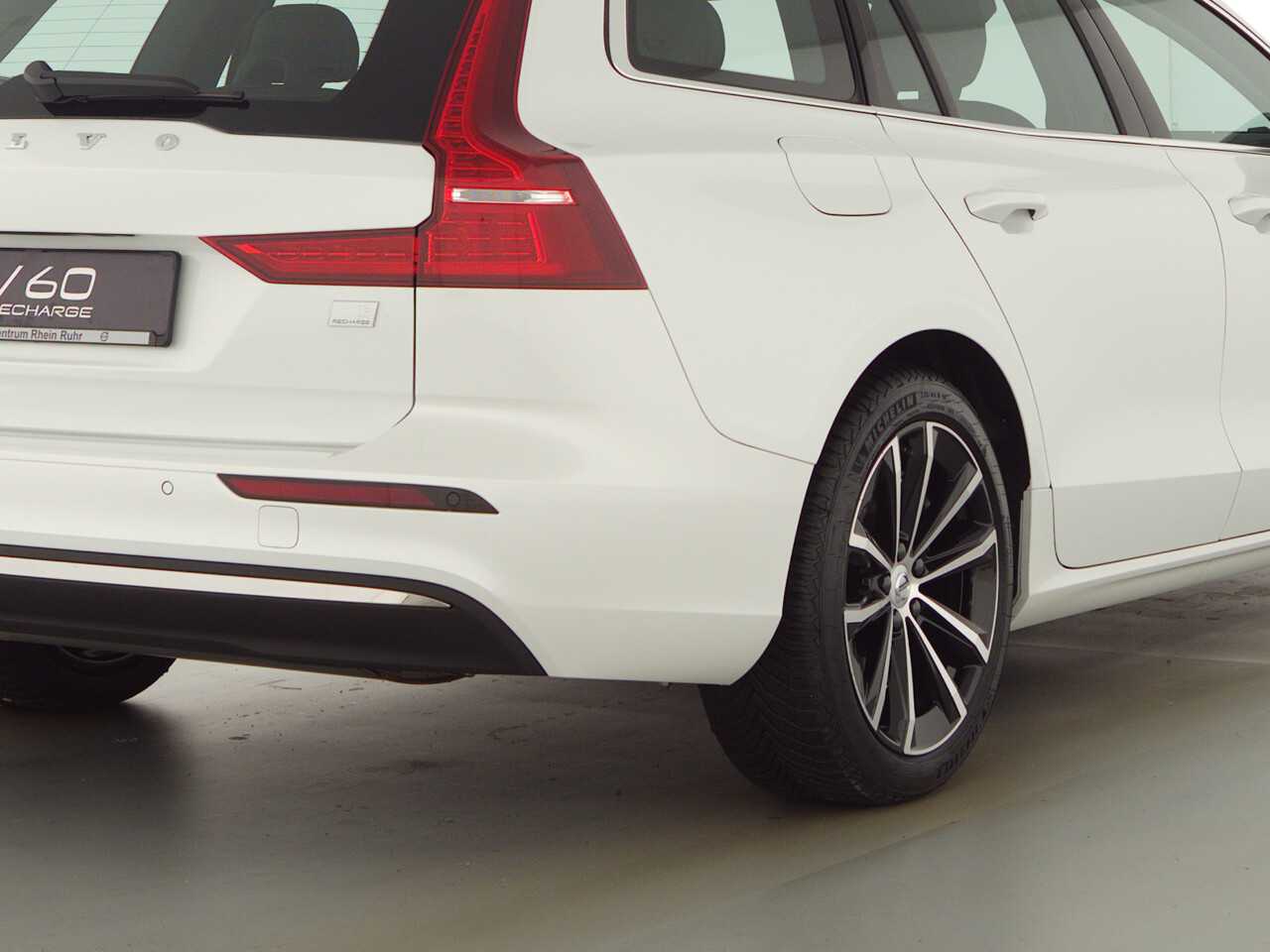 Volvo  V60 Recharge Essential, T6 AWD Plug-in Hybrid, Elektrisch/Benzin, Bright